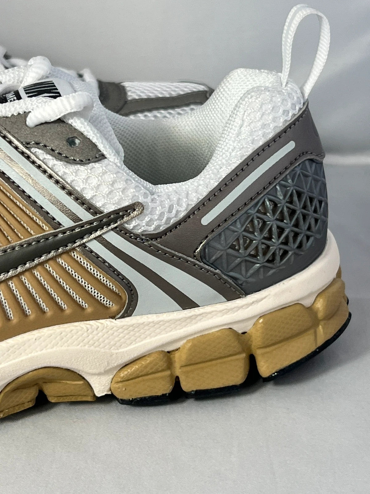 Nike Vomero 5 Beige / White / Grey UK5